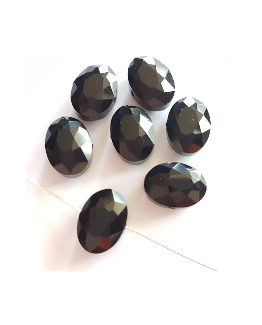 Kristalas briaunuotas, ovalus juodos sp., 9x12x6mm , 1 vnt.