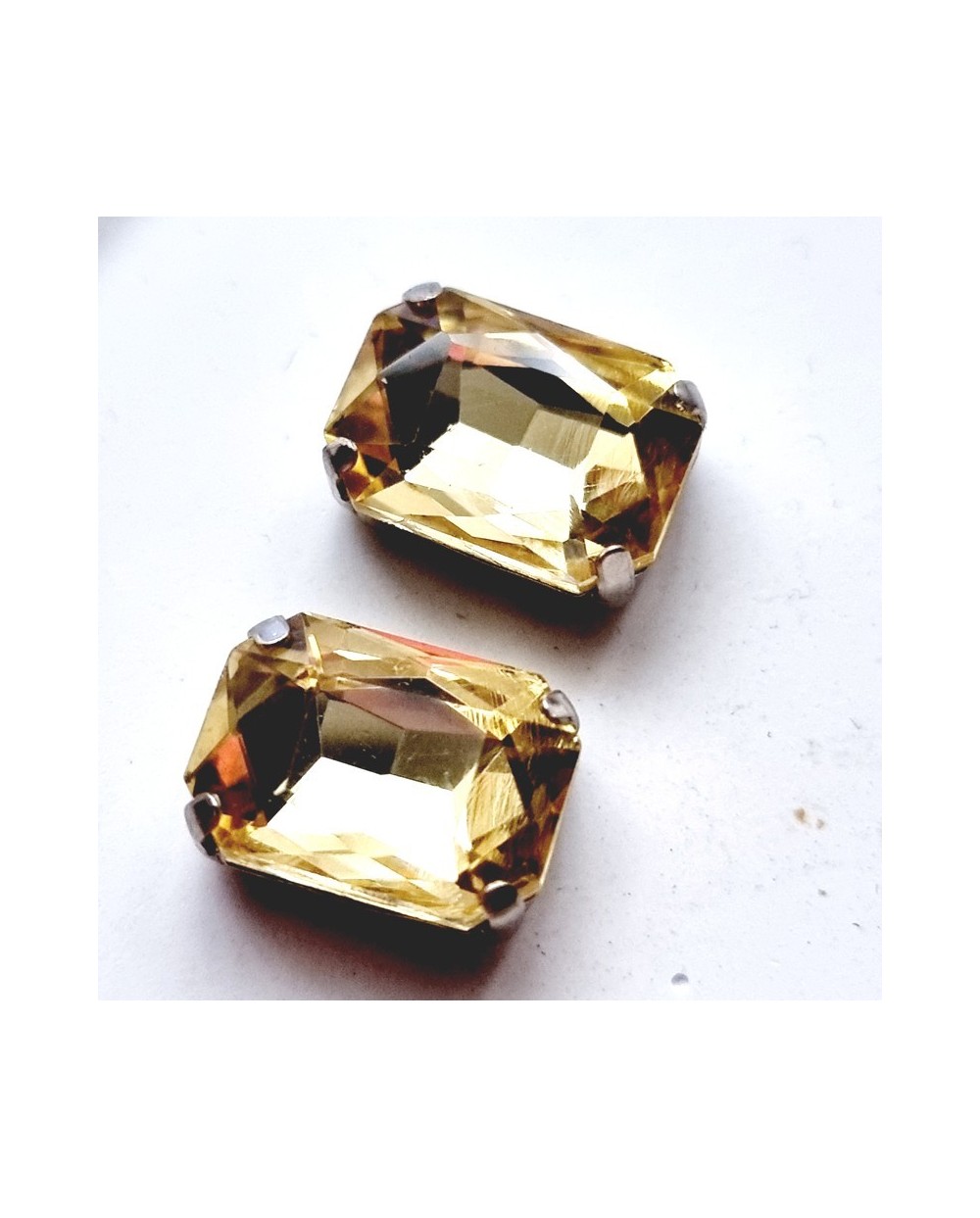 Stačiakampiai prisiuvami kristalai  geltonos sp., 12x10mm, 1 vnt.