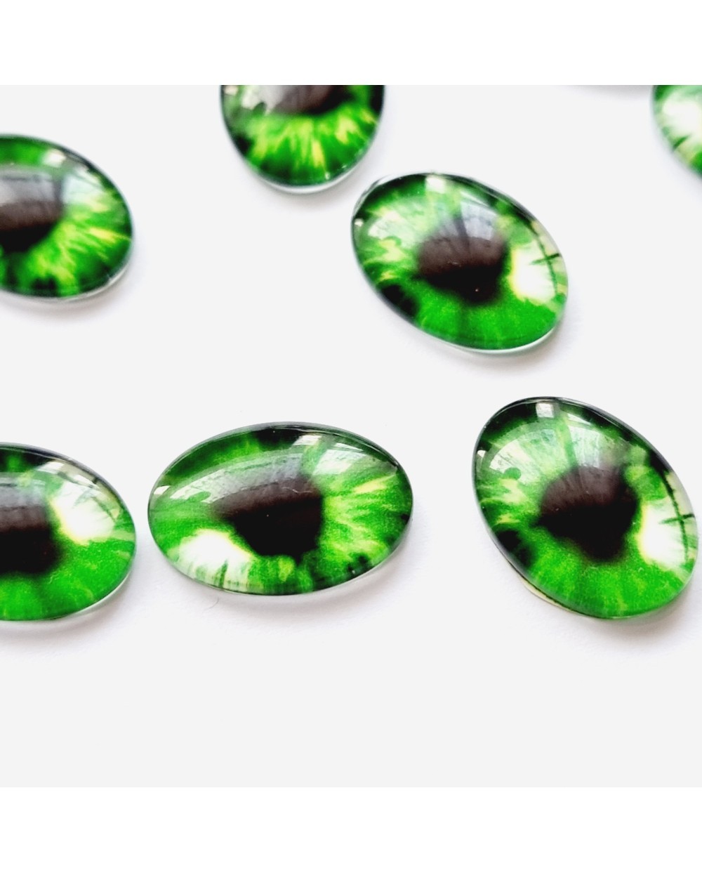 Kabošonas stiklinis žalia akis, 13x18mm, 1 vnt.