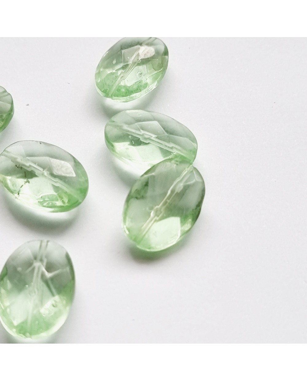 Stikliniai briaunuoti ovalūs karoliukai žalios sp. 13*18 mm 