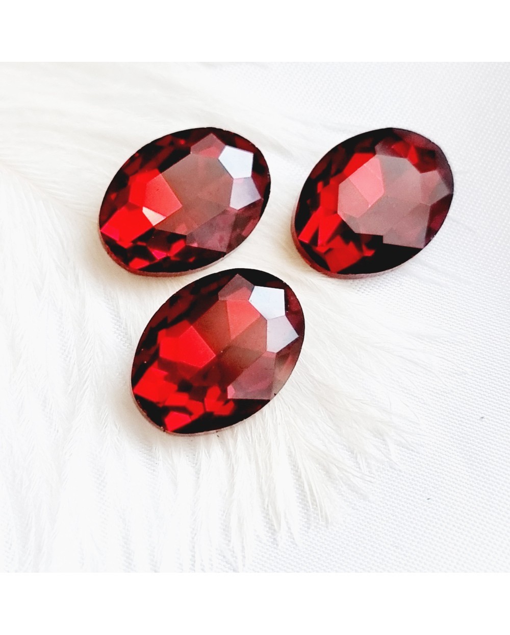 Įstatomi kristalai ovalūs siam raudonos sp. 18x13x5mm, 1 vnt.