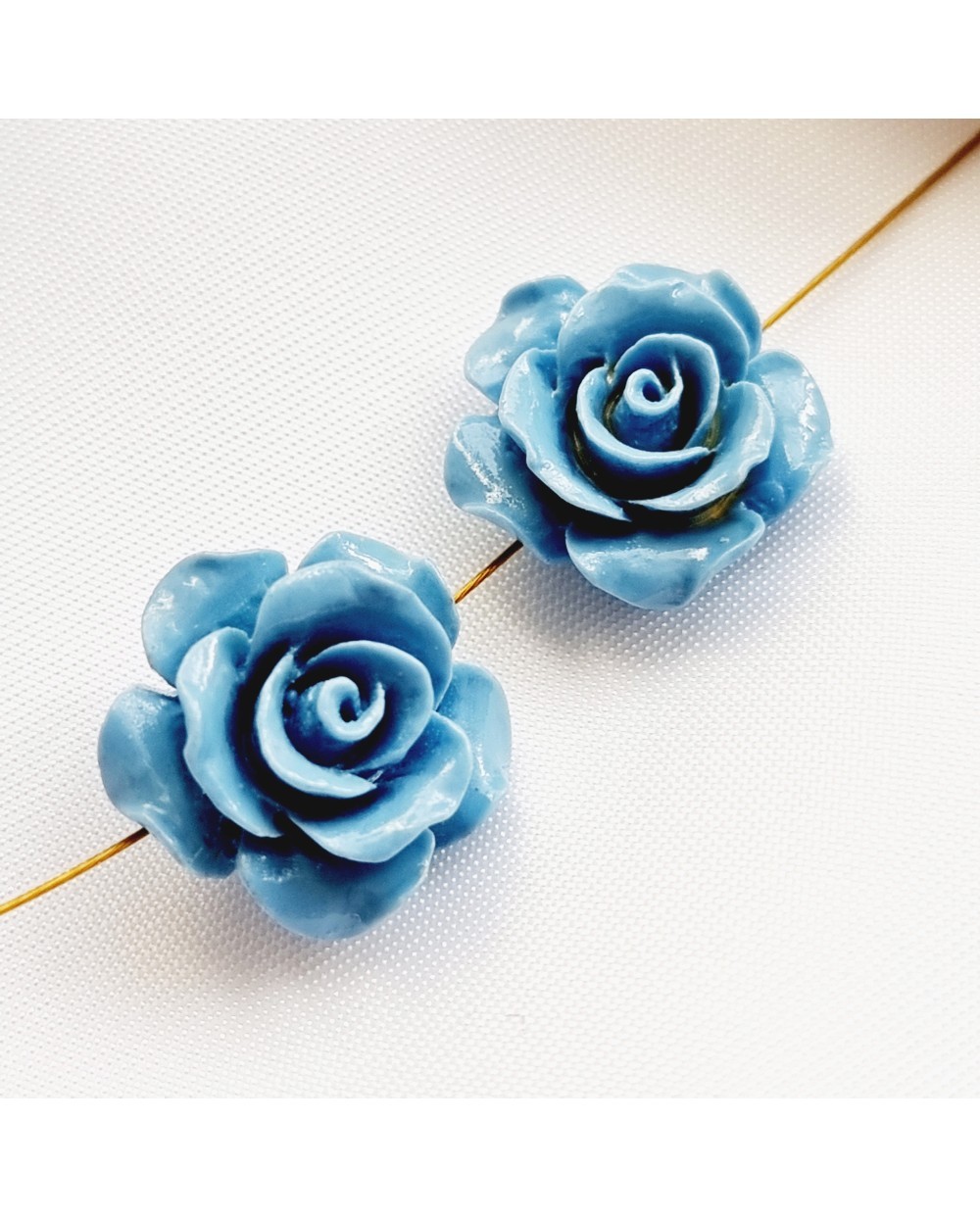 Akrilinės gėlytės rožės, veriamos mėlynos sp., 15x8mm, 1 vnt.